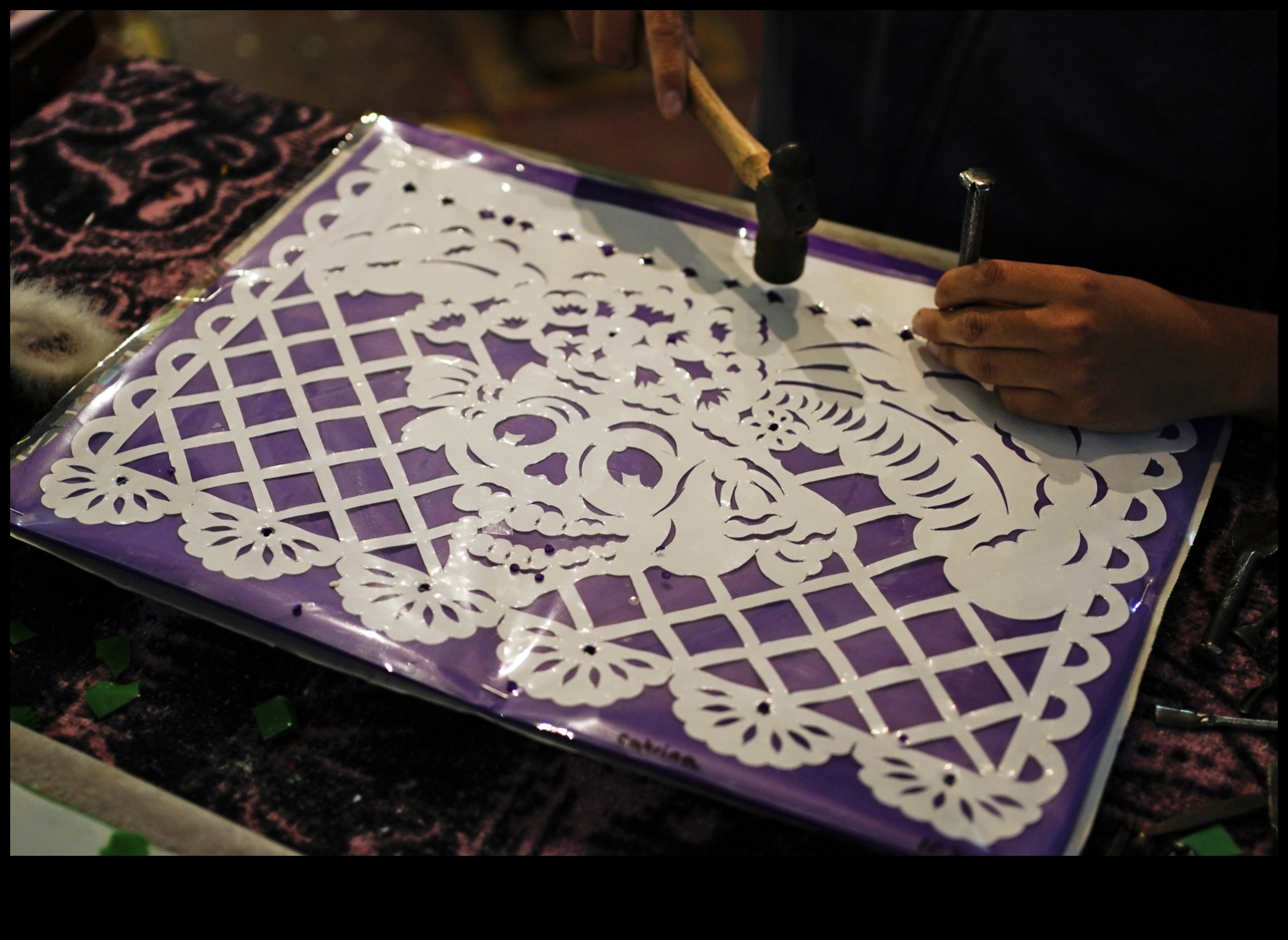 Papel Picado'yu Keşfetmek: Geleneksel Meksika Kağıt Kesimi